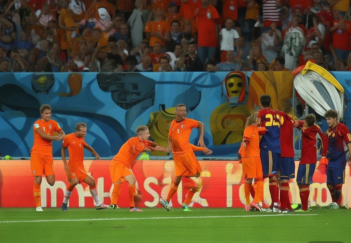2014世界杯荷兰5-1西班牙经典对决：战术与球星闪耀(图2)